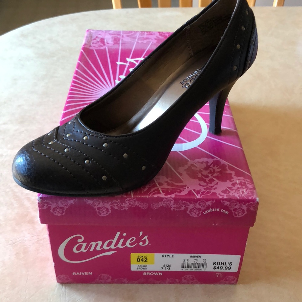 Candie’s Brown leather heeled round toe pumps